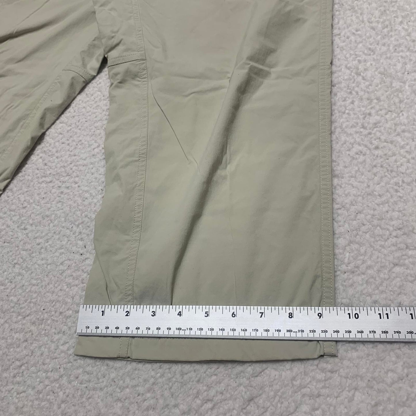 L.L. Bean Womens Sz 12R Beige Cargo Capris Outdoor Activities W34x22.5L