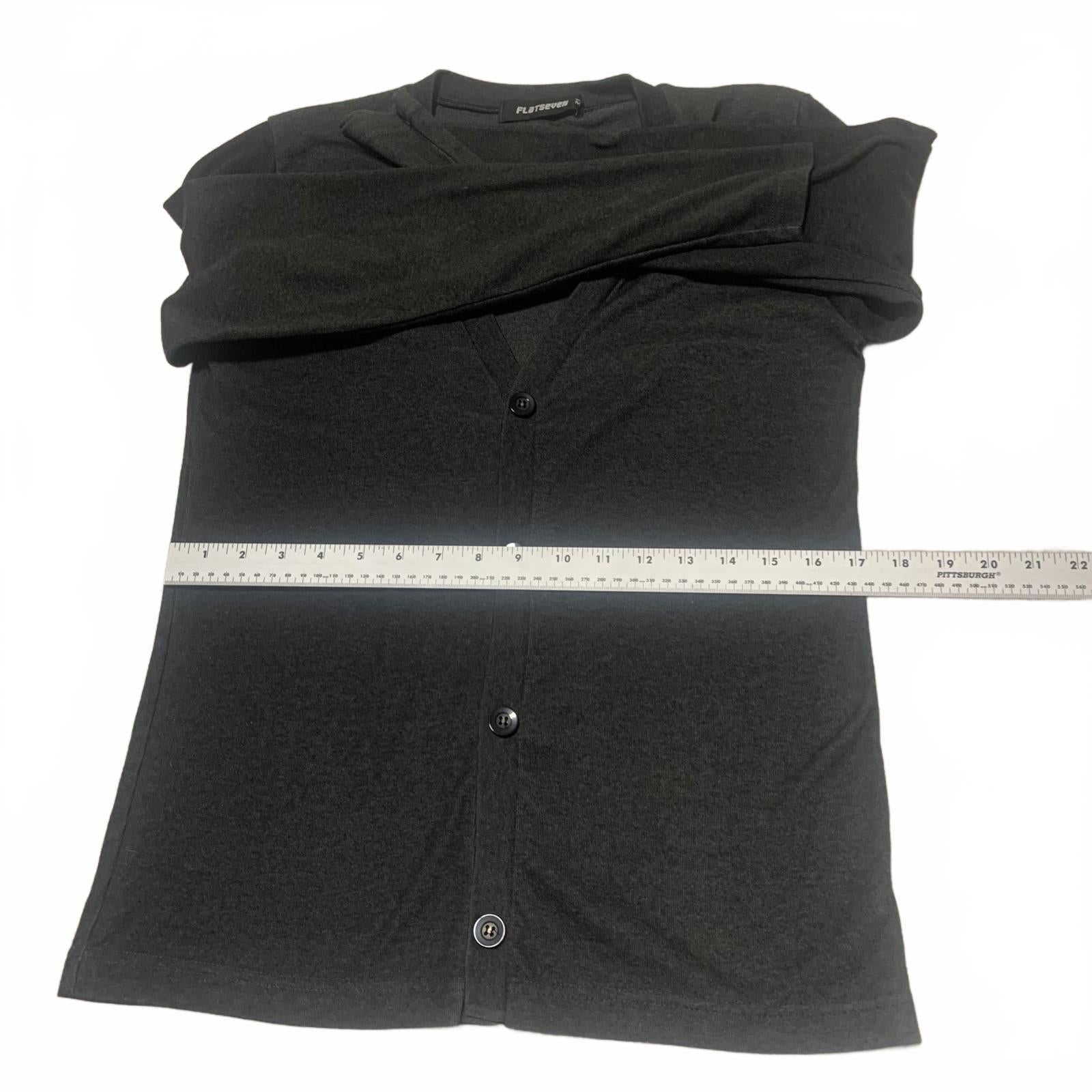 Suéter tipo cárdigan minimalista con botones en gris carbón de Flatseven para mujer, talla M