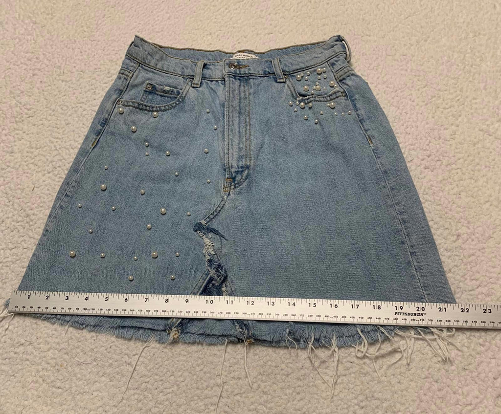 Falda vaquera desgastada azul claro para mujer de Zara, talla M, con detalles de cuentas de perla