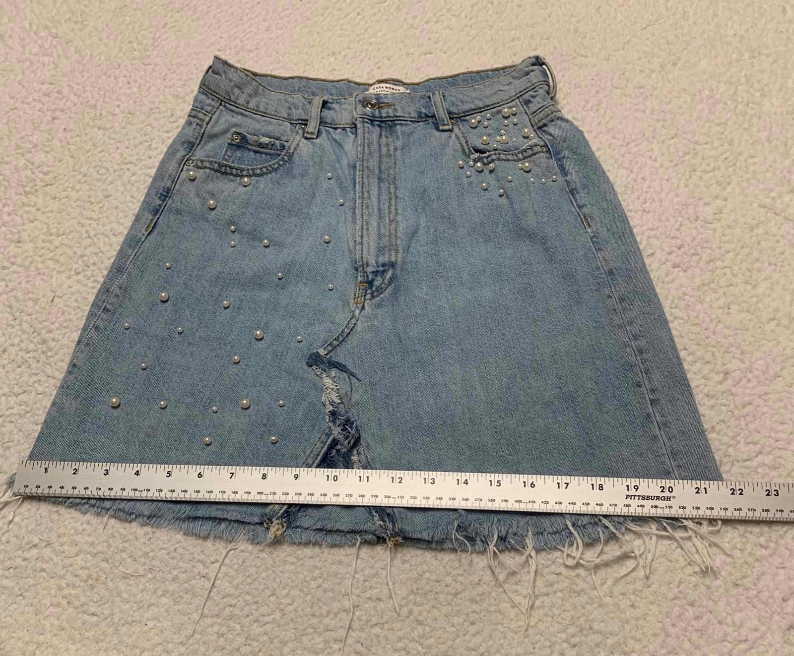 Falda vaquera desgastada azul claro para mujer de Zara, talla M, con detalles de cuentas de perla