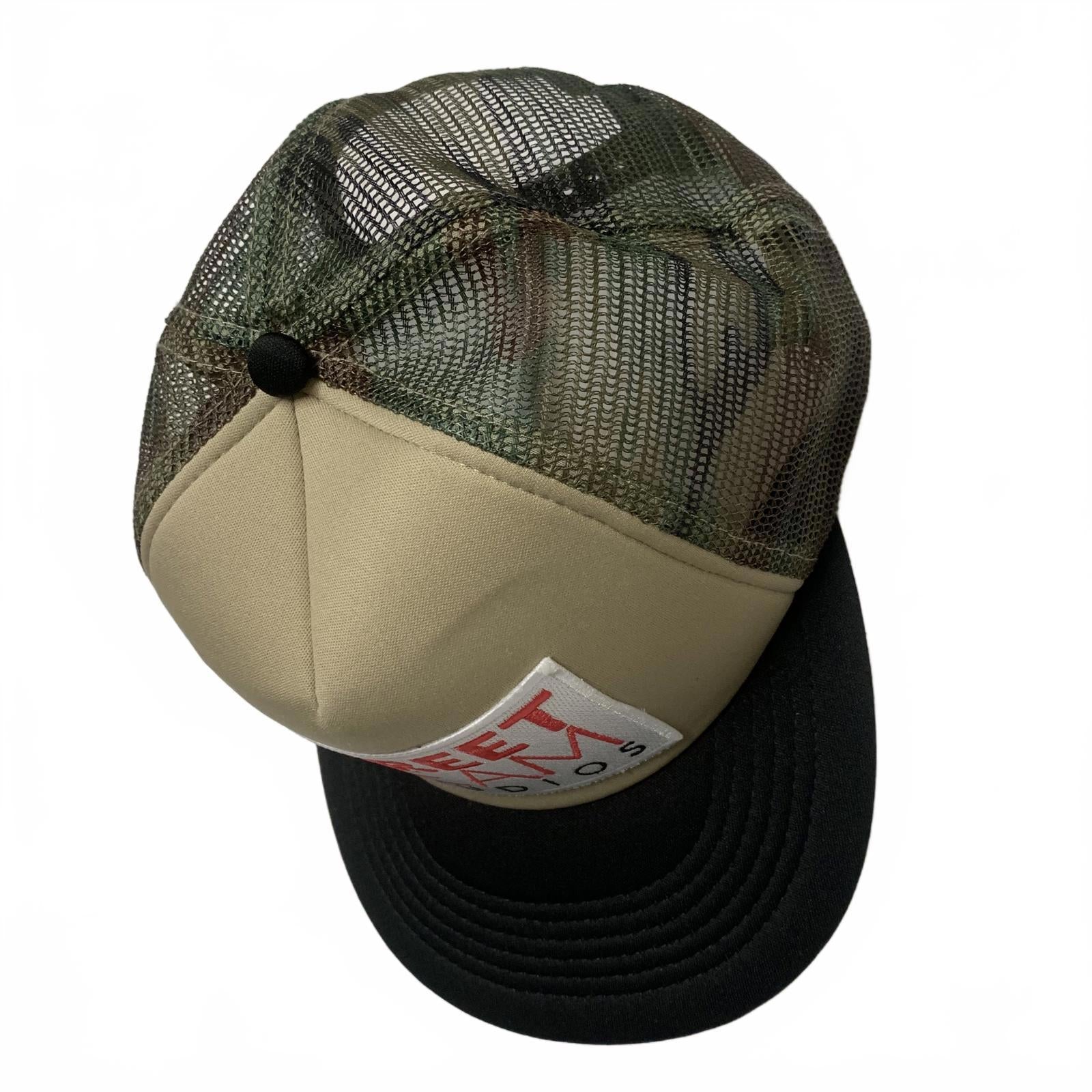 Gorra de camionero DISTRICT Street Team Studios para hombre, color verde camuflaje