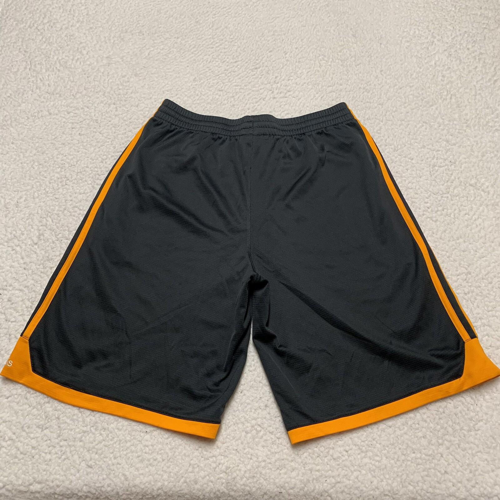 Pantalón corto deportivo Adidas para niño, talla XL 18, color gris oscuro y naranja, con 3 rayas - Baloncesto