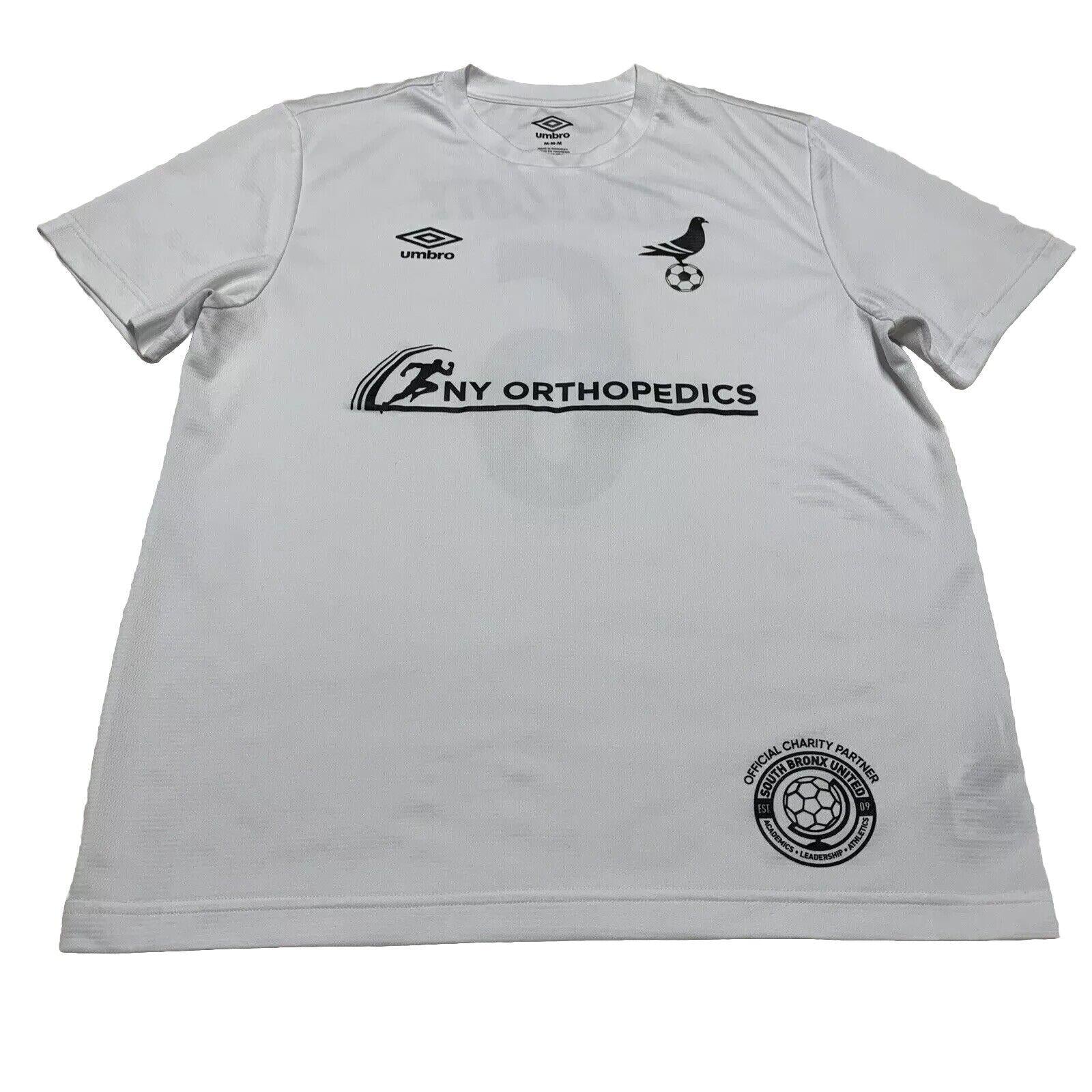 Camiseta de fútbol Umbro NYC Footy para hombre, talla mediana, color blanco, poliéster, ropa deportiva