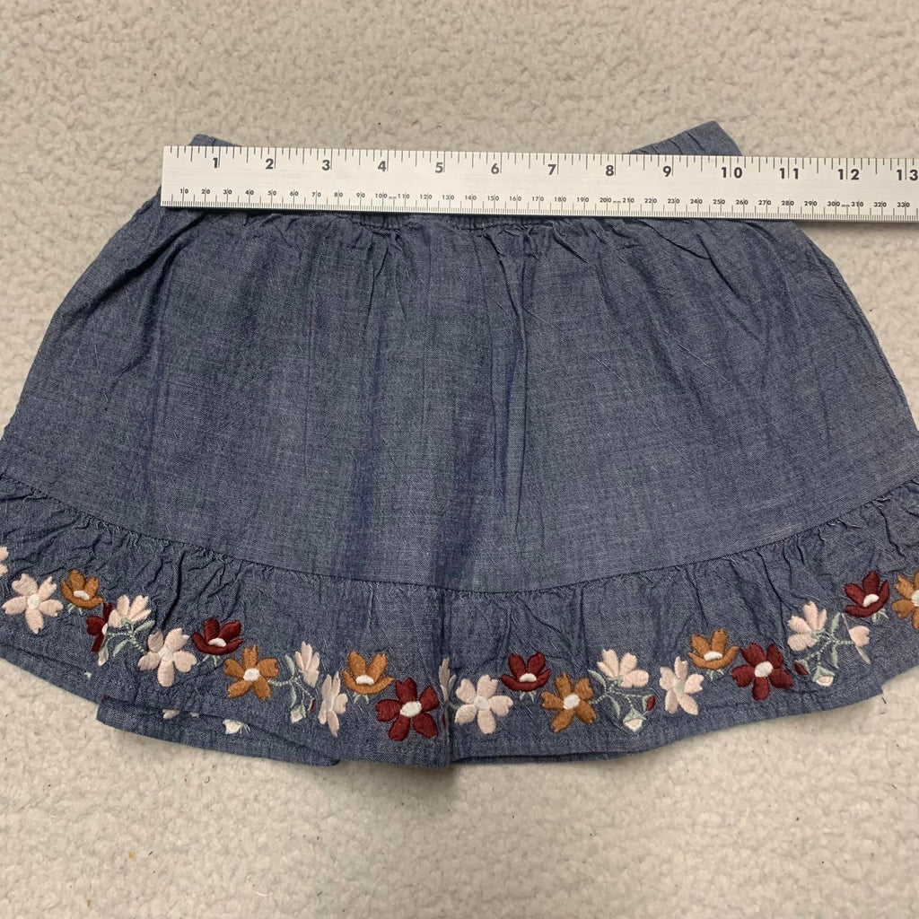 Falda vaquera azul con bordado floral y pantalones cortos rosas para niñas Gymboree talla 3T