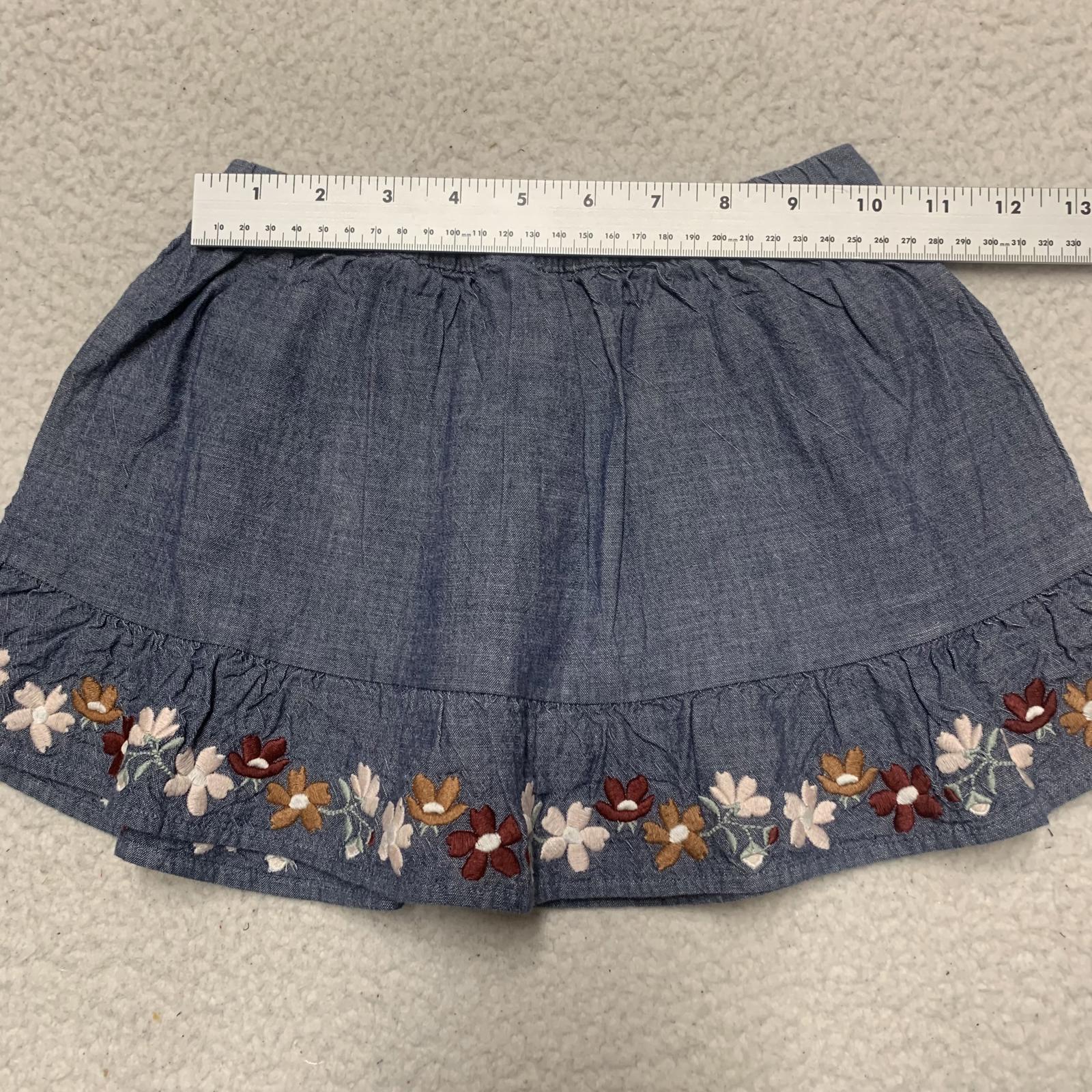 Falda vaquera azul con bordado floral y pantalones cortos rosas para niñas Gymboree talla 3T