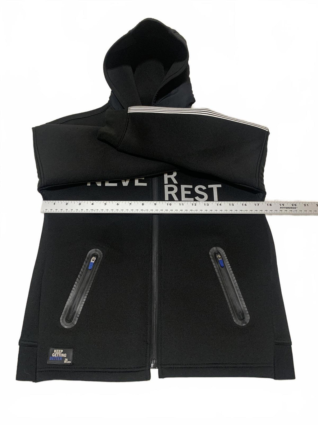 Sudadera con capucha y cremallera negra para niño de la colección Zara Kids, talla 9