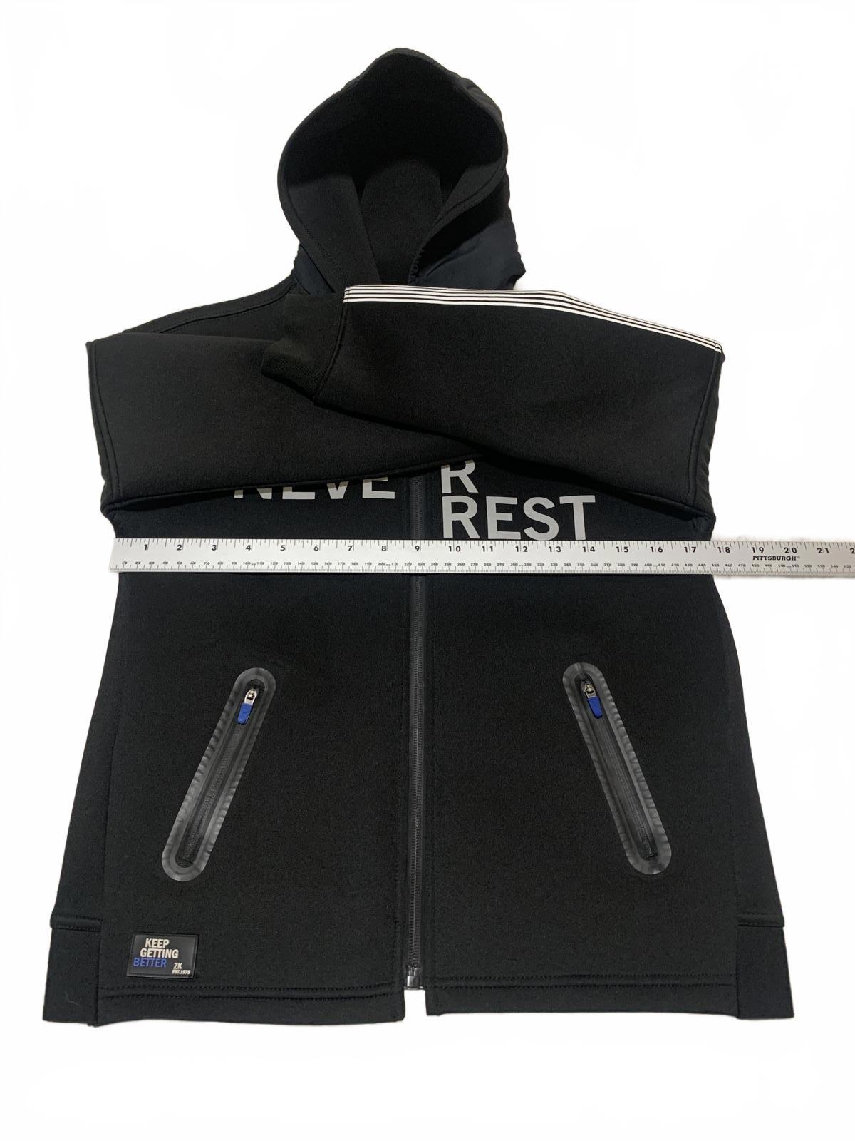 Sudadera con capucha y cremallera negra para niño de la colección Zara Kids, talla 9