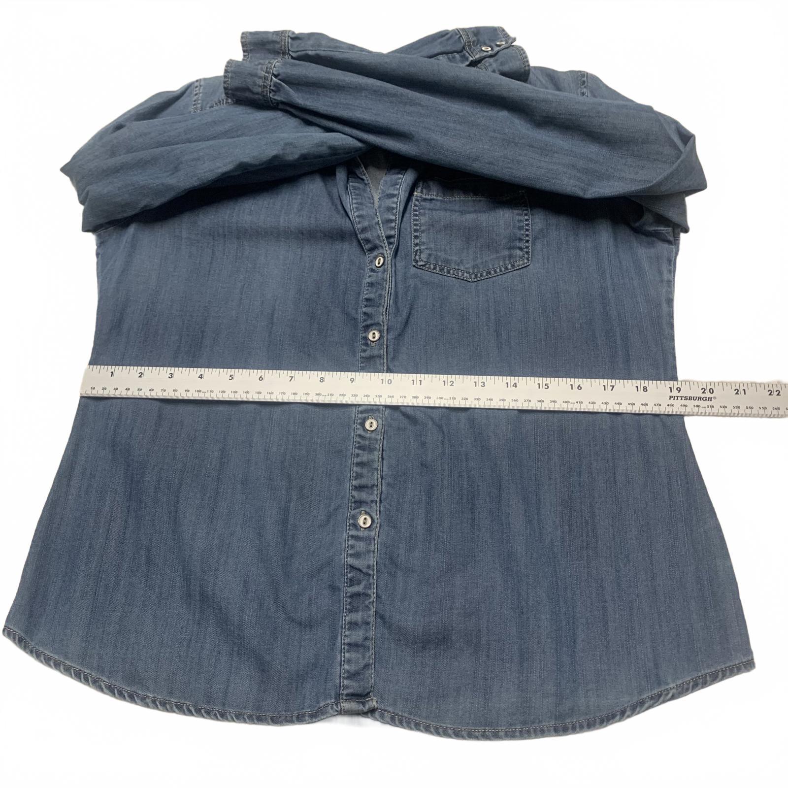 Camisa informal con botones de mezclilla suave azul claro medio para mujer de Kenar