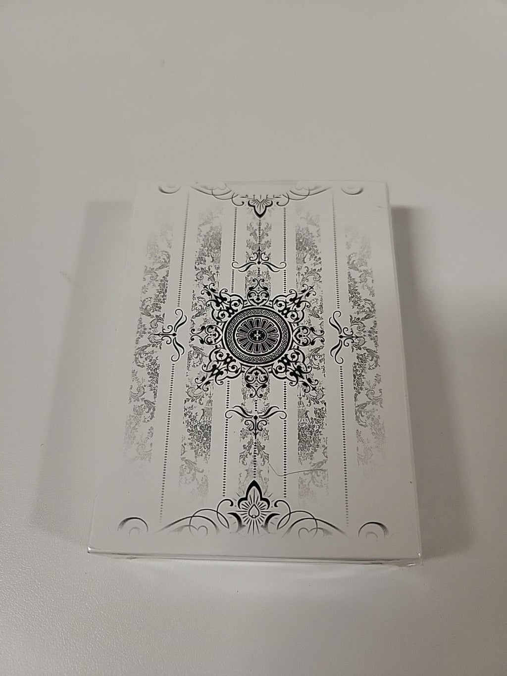 Baraja elegante blanca y negra de The Ellusionist Artifice