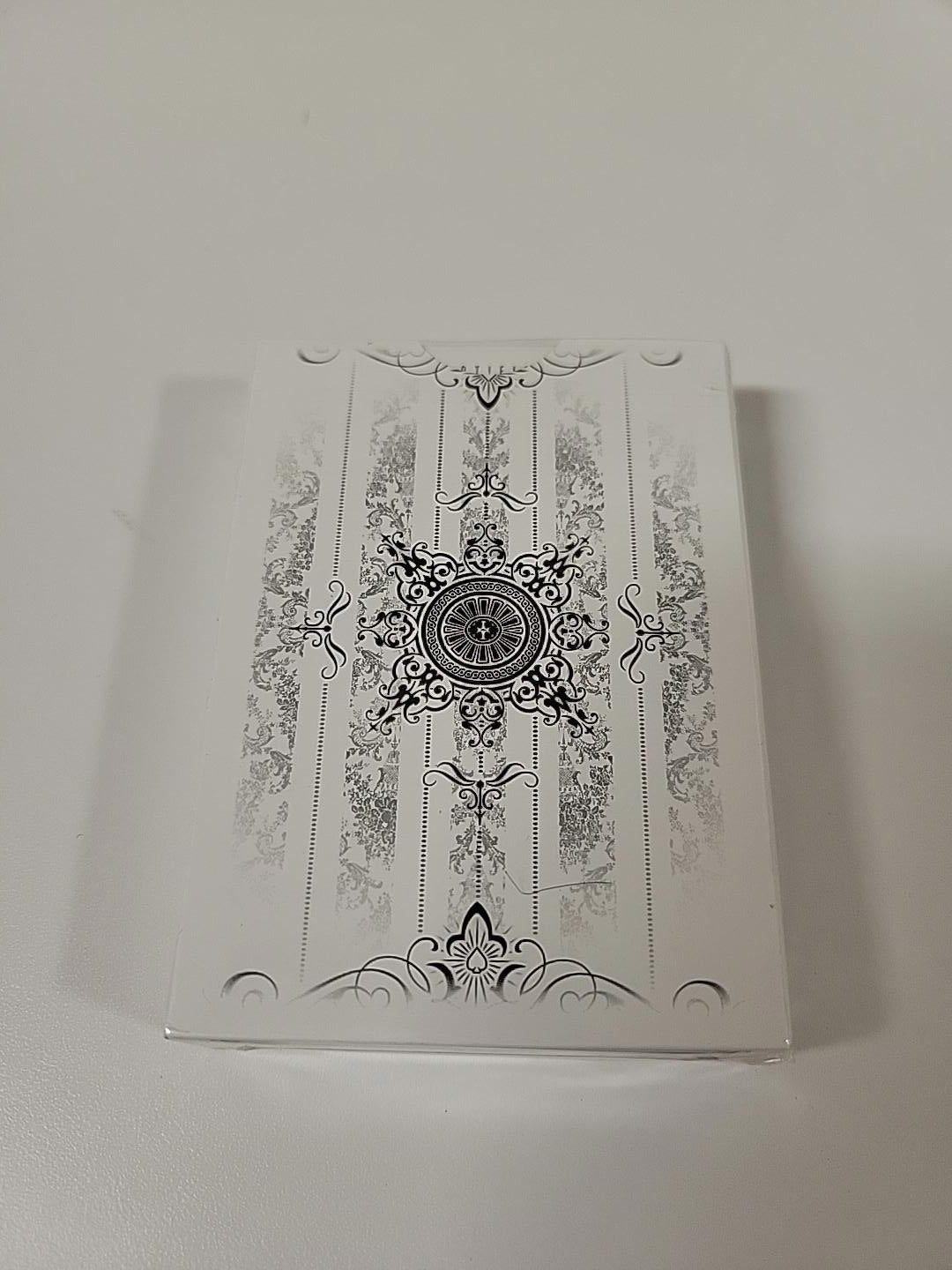 Baraja elegante blanca y negra de The Ellusionist Artifice