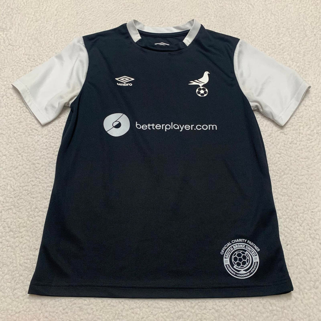 Camiseta de fútbol unisex Umbro NYC Footy negra, talla pequeña para jóvenes