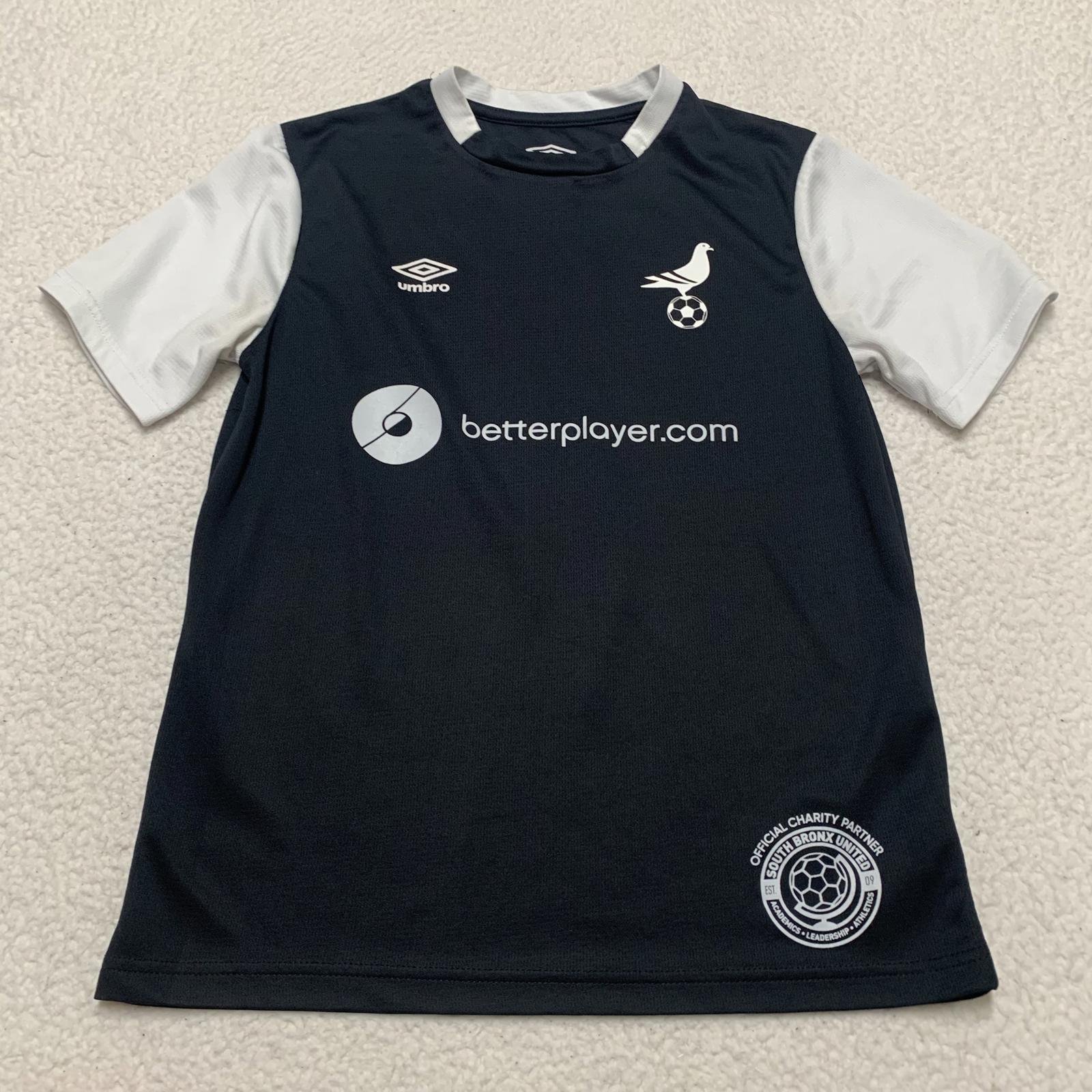 Camiseta de fútbol unisex Umbro NYC Footy negra, talla pequeña para jóvenes