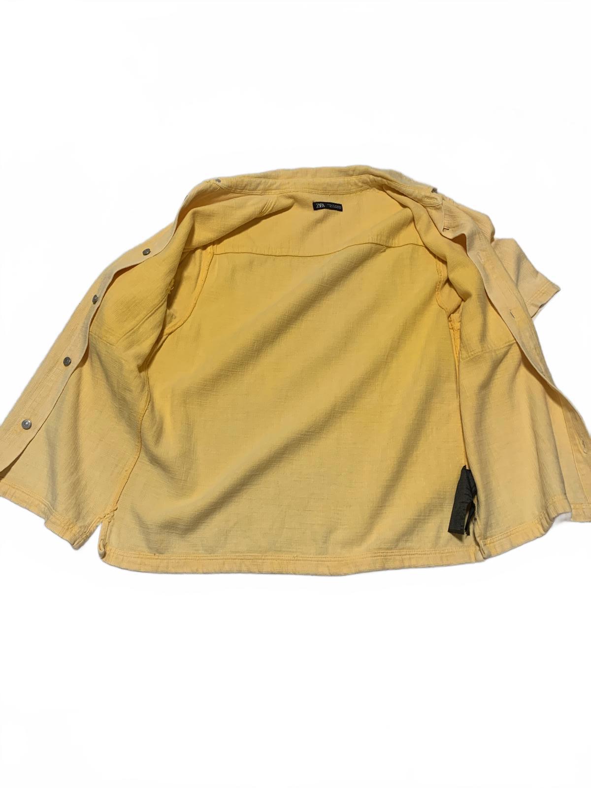 Camisa de manga corta abotonada amarilla de Zara para hombre, talla mediana