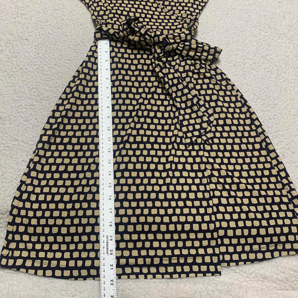 Vestido cruzado con escote en V y mangas 3/4 en color beige y negro de Banana Republic para mujer