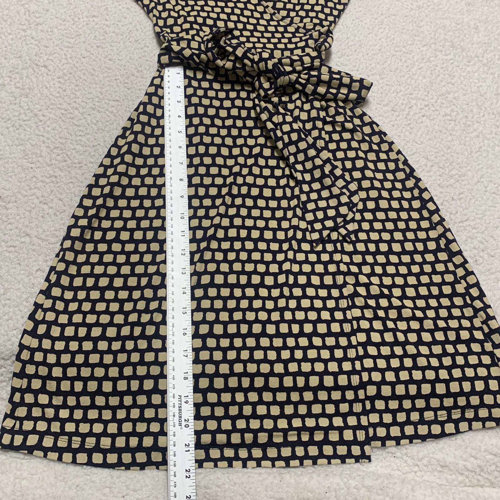 Vestido cruzado con escote en V y mangas 3/4 en color beige y negro de Banana Republic para mujer