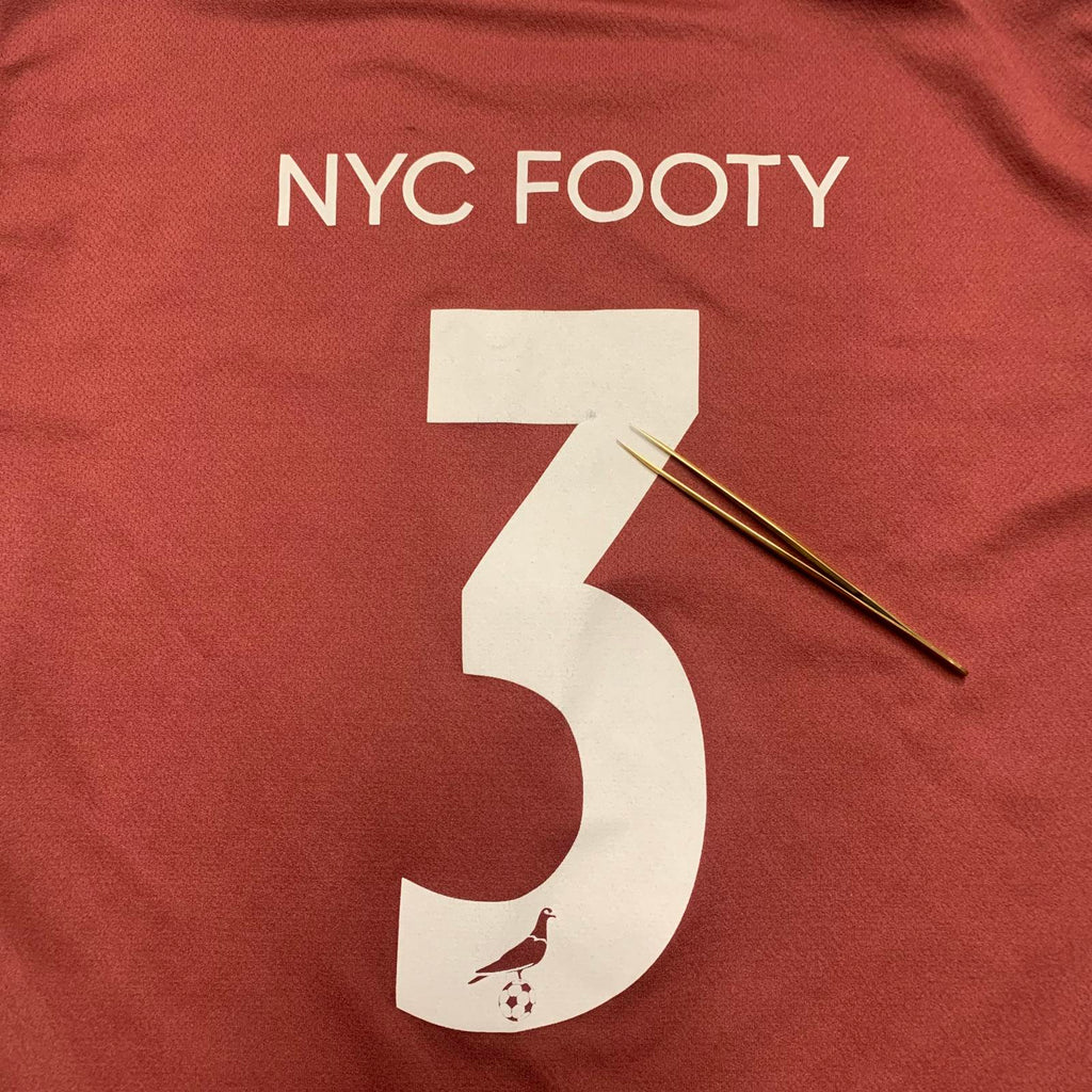 Camiseta de fútbol PUMA NYC Footy para hombre, talla S, color burdeos