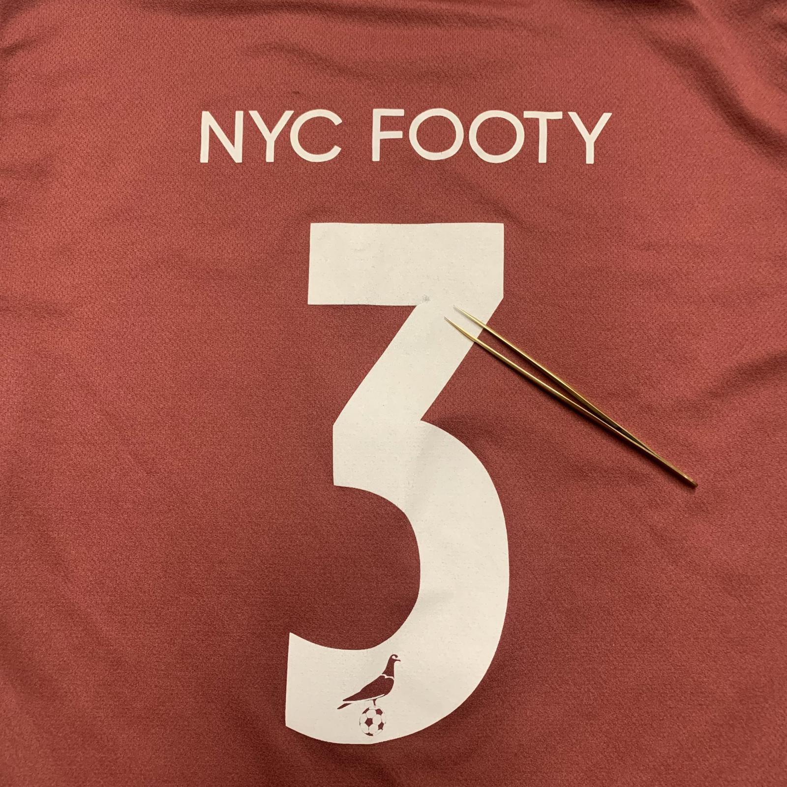 Camiseta de fútbol PUMA NYC Footy para hombre, talla S, color burdeos