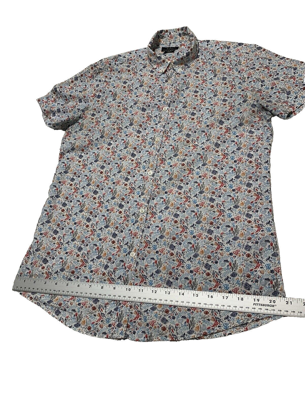Camisa informal de manga corta y corte entallado con botones de Zara, talla M, estampado de conchas marinas
