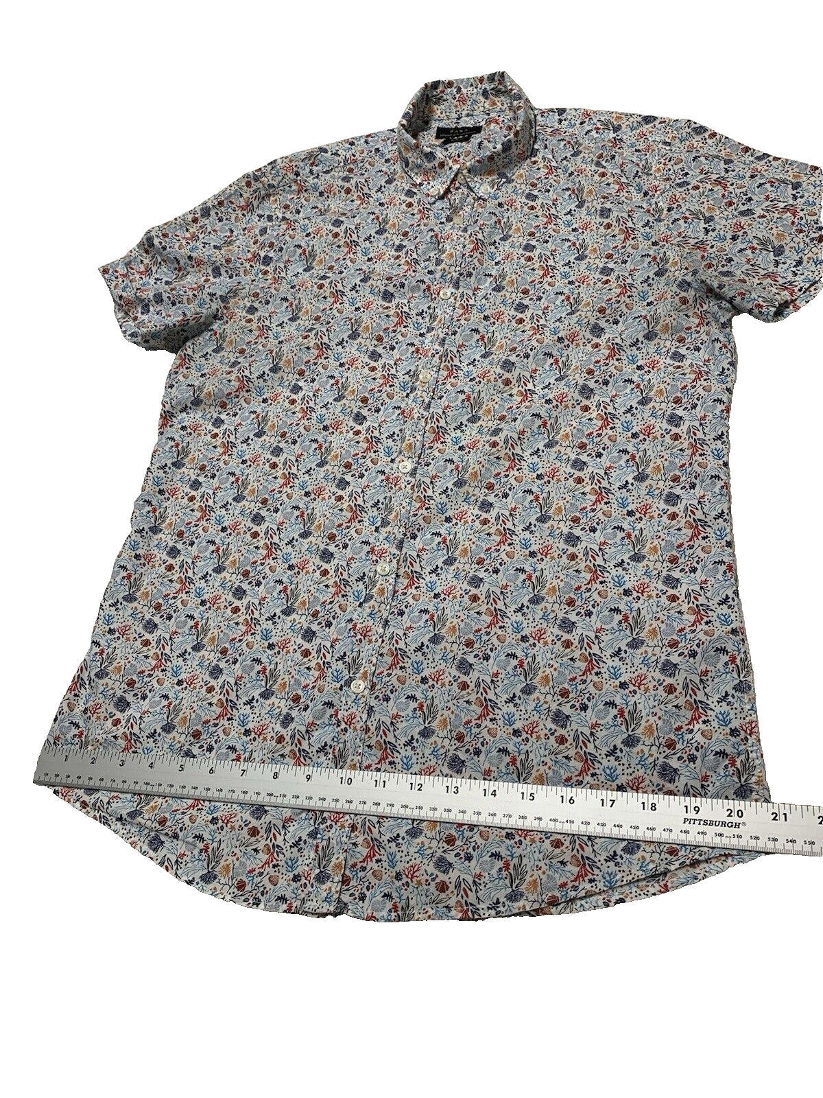 Camisa informal de manga corta y corte entallado con botones de Zara, talla M, estampado de conchas marinas
