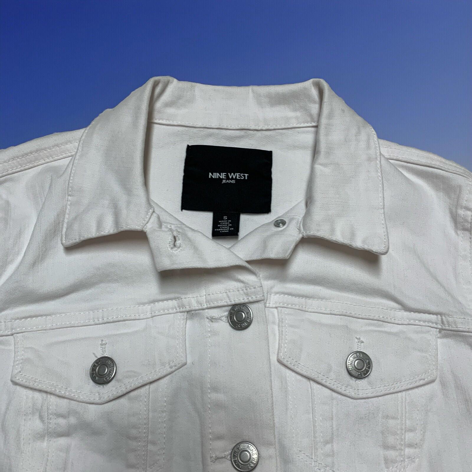 Chaqueta vaquera Sarah blanca pequeña con botones para mujer de Nine West Jeans