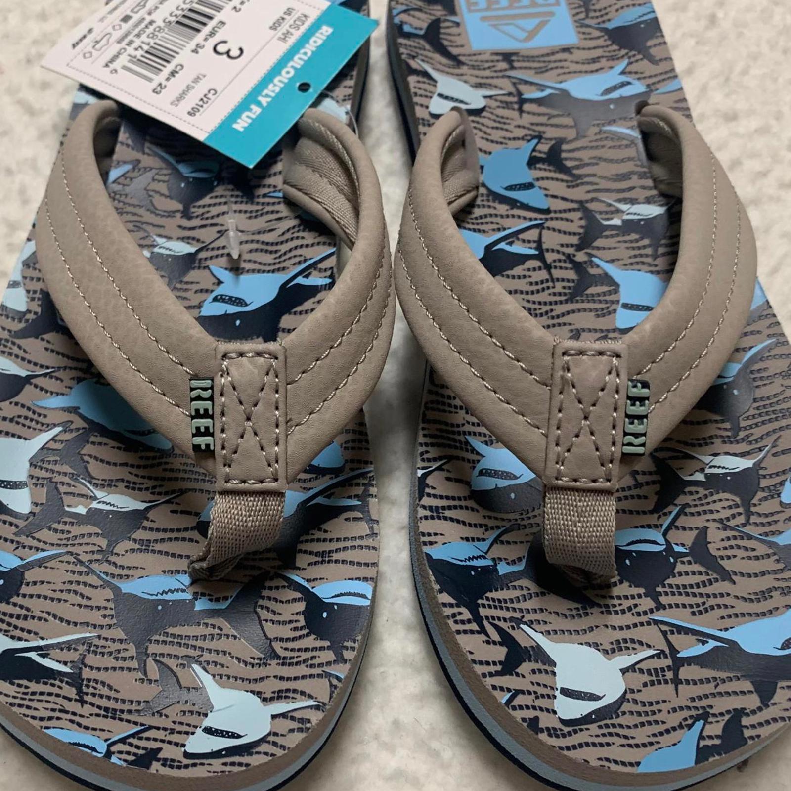 Chanclas Reef Kids Ahi talla 3 color canela con diseño de tiburones, divertidas y elegantes