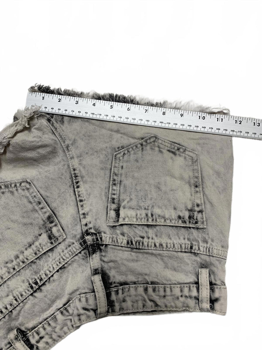 LE LIS Pantalones cortos vaqueros desgastados grises talla pequeña W25 de tiro medio con dobladillo deshilachado