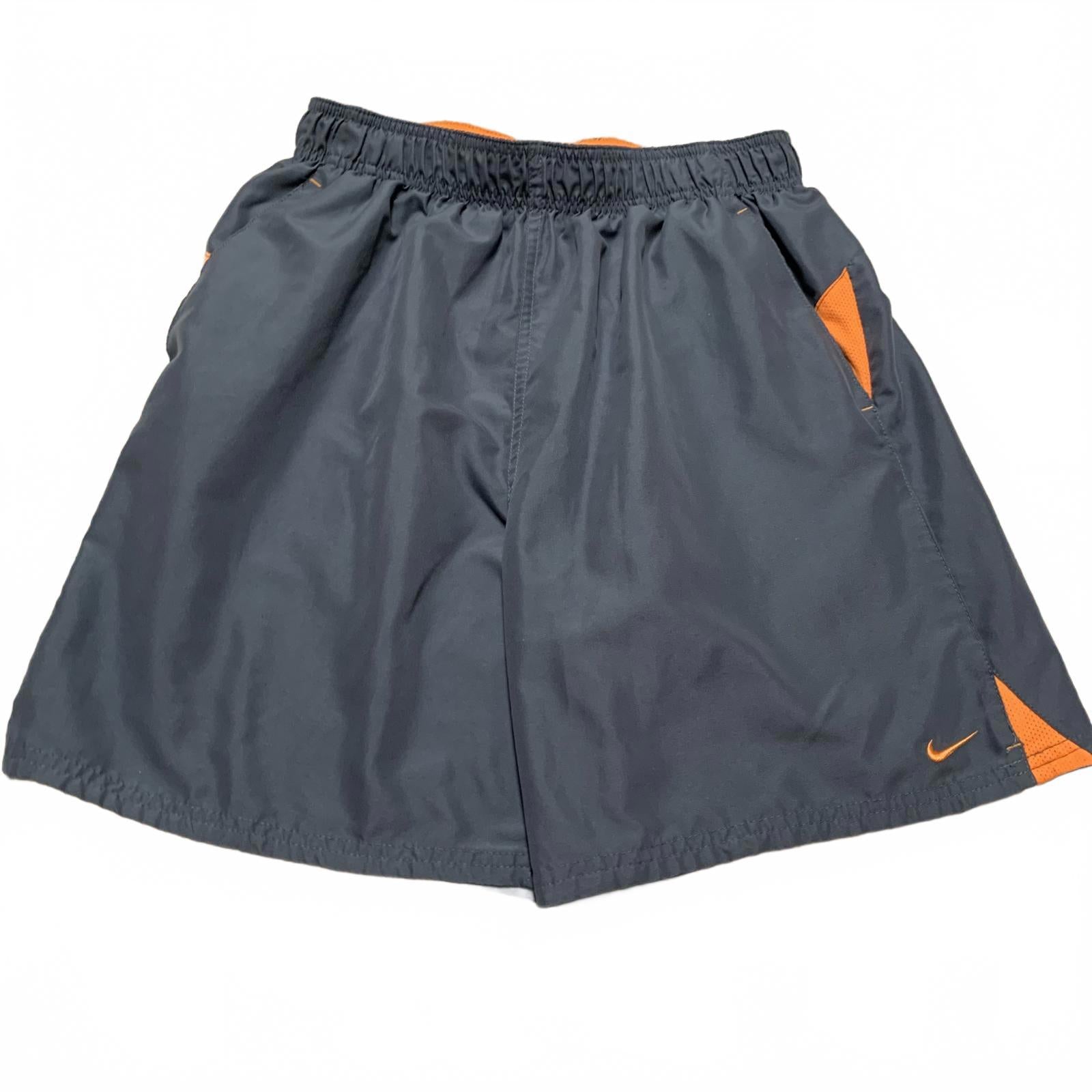 Pantalones cortos deportivos Nike para hombre, talla M, con detalles en gris y naranja, para correr