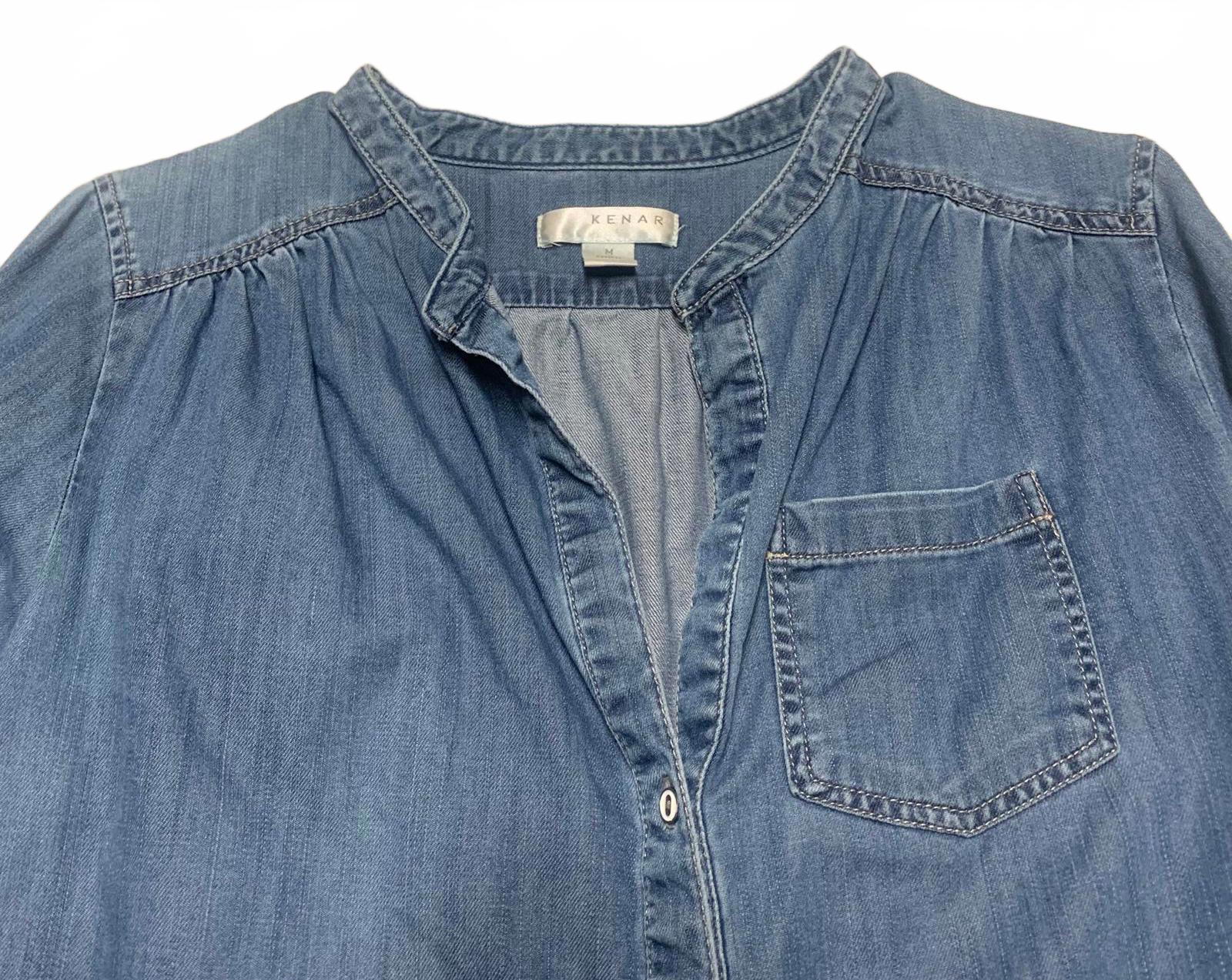 Camisa informal con botones de mezclilla suave azul claro medio para mujer de Kenar