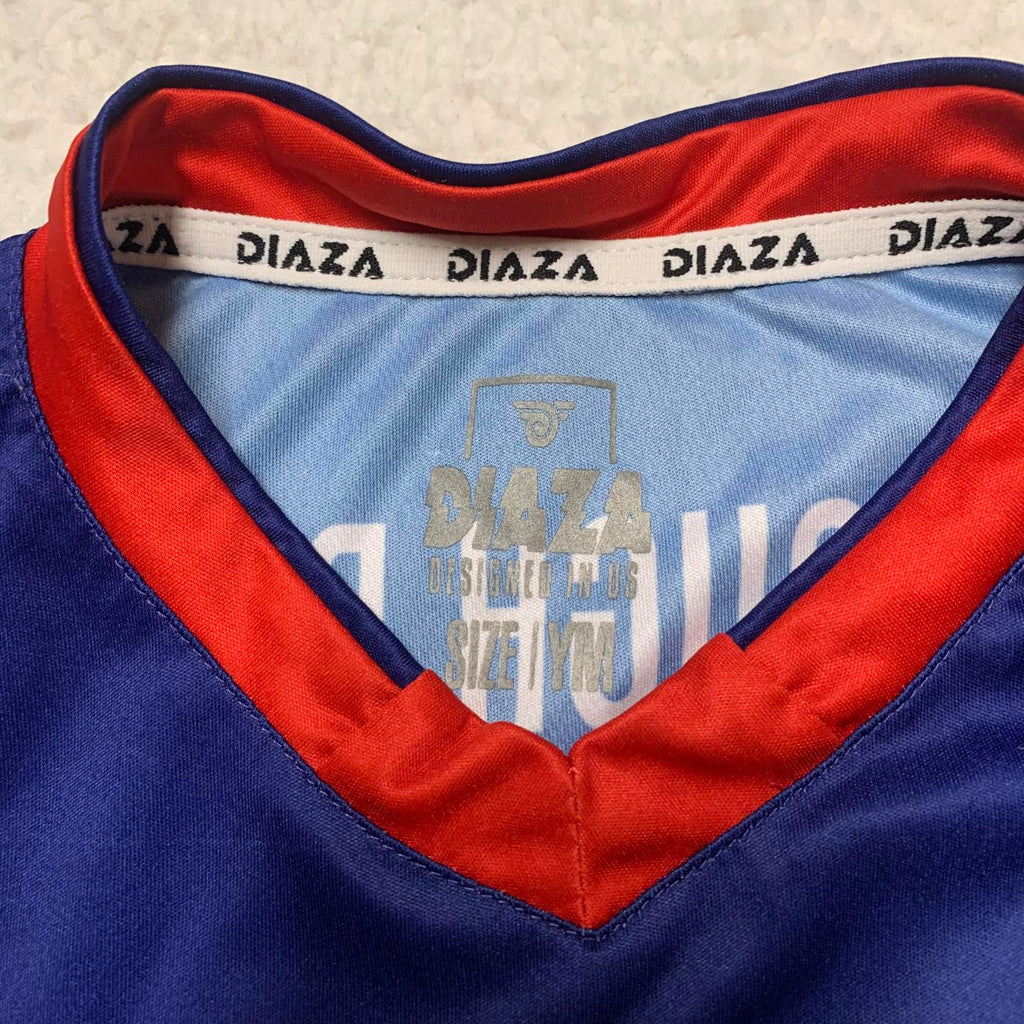 Camiseta de fútbol juvenil de los Rough Riders de Diaza Design en azul medio y rojo de EE. UU.