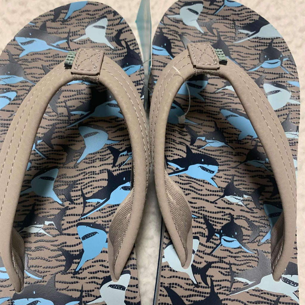 Chanclas Reef Kids Ahi talla 3 color canela con diseño de tiburones, divertidas y elegantes