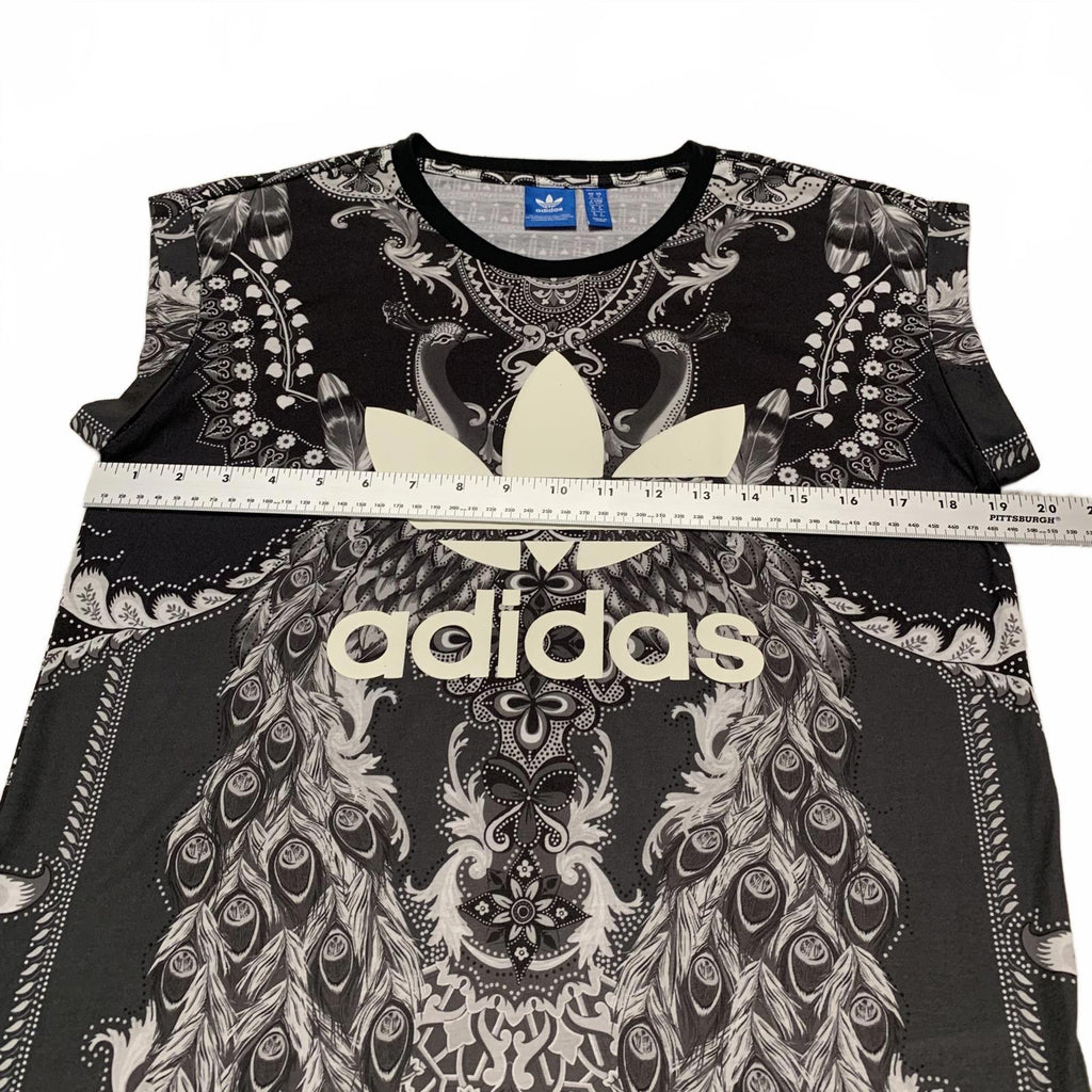 Camiseta negra Adidas talla S con diseño de logotipo gráfico de plumas de cachemira