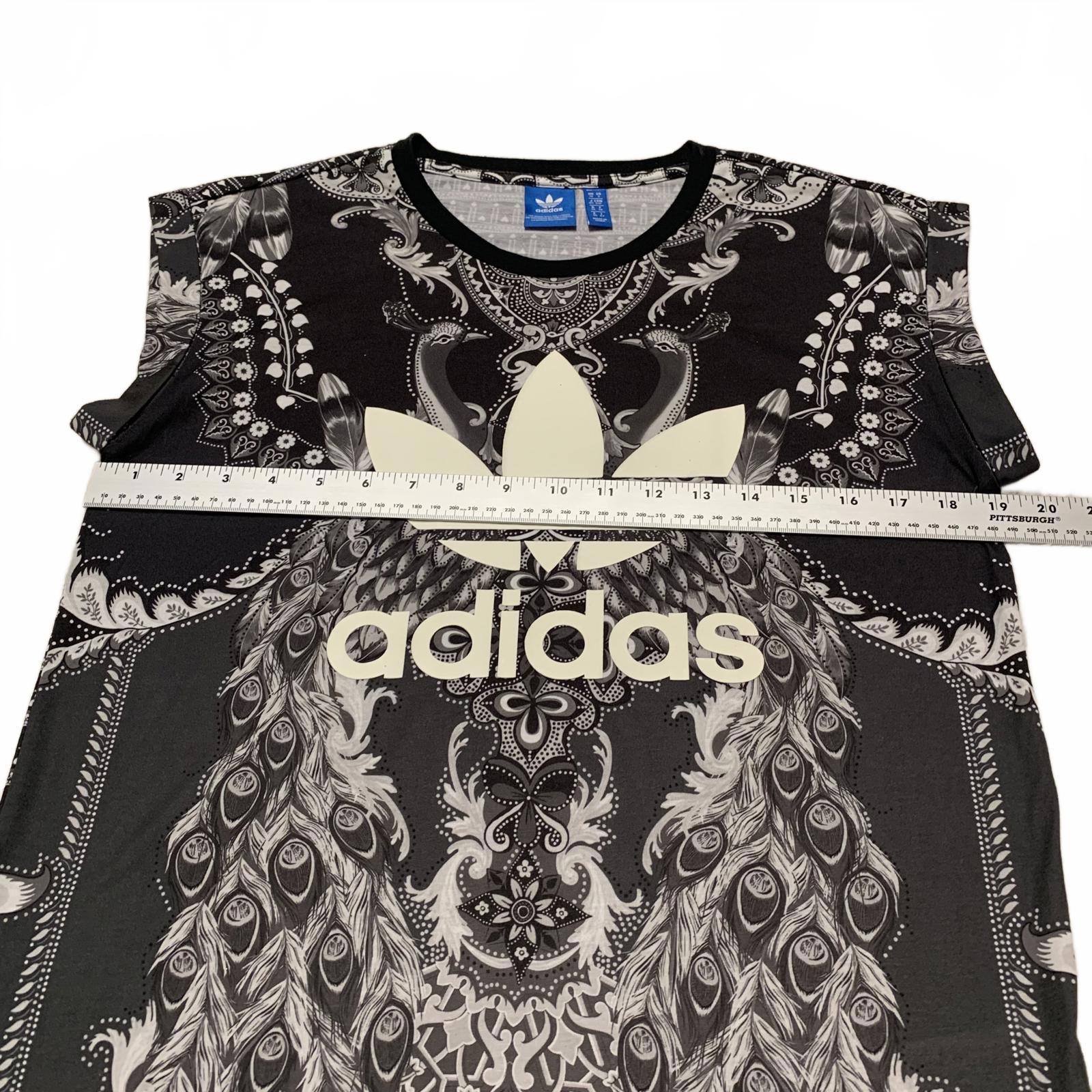 Camiseta negra Adidas talla S con diseño de logotipo gráfico de plumas de cachemira