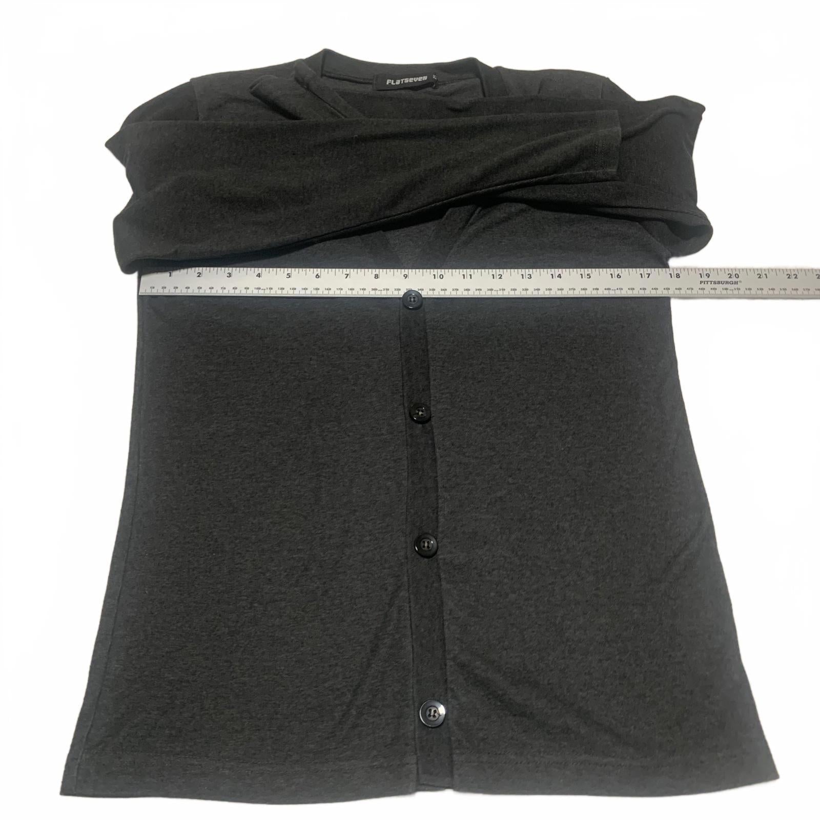 Suéter tipo cárdigan minimalista con botones en gris carbón de Flatseven para mujer, talla M