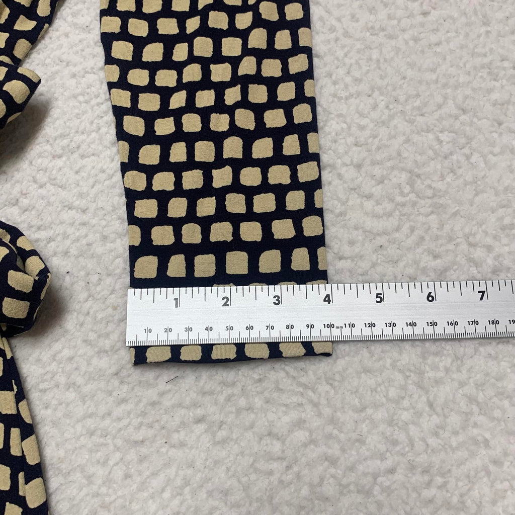 Vestido cruzado con escote en V y mangas 3/4 en color beige y negro de Banana Republic para mujer