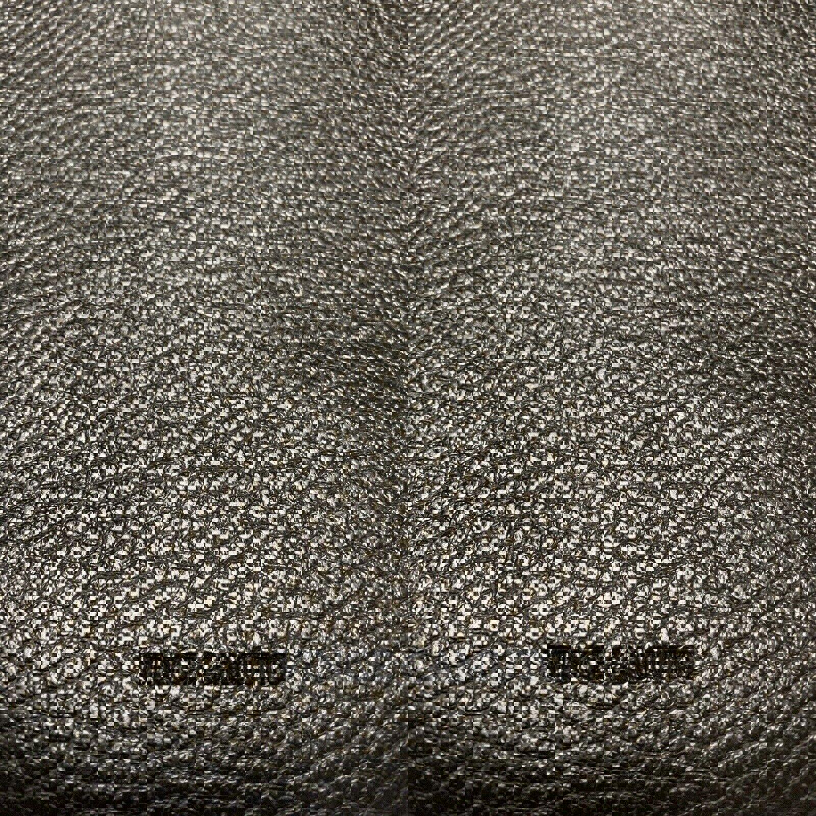 Bolso tote de piel vegana suave con diseño granulado de rayas grises y negras para mujer de Vince Camuto