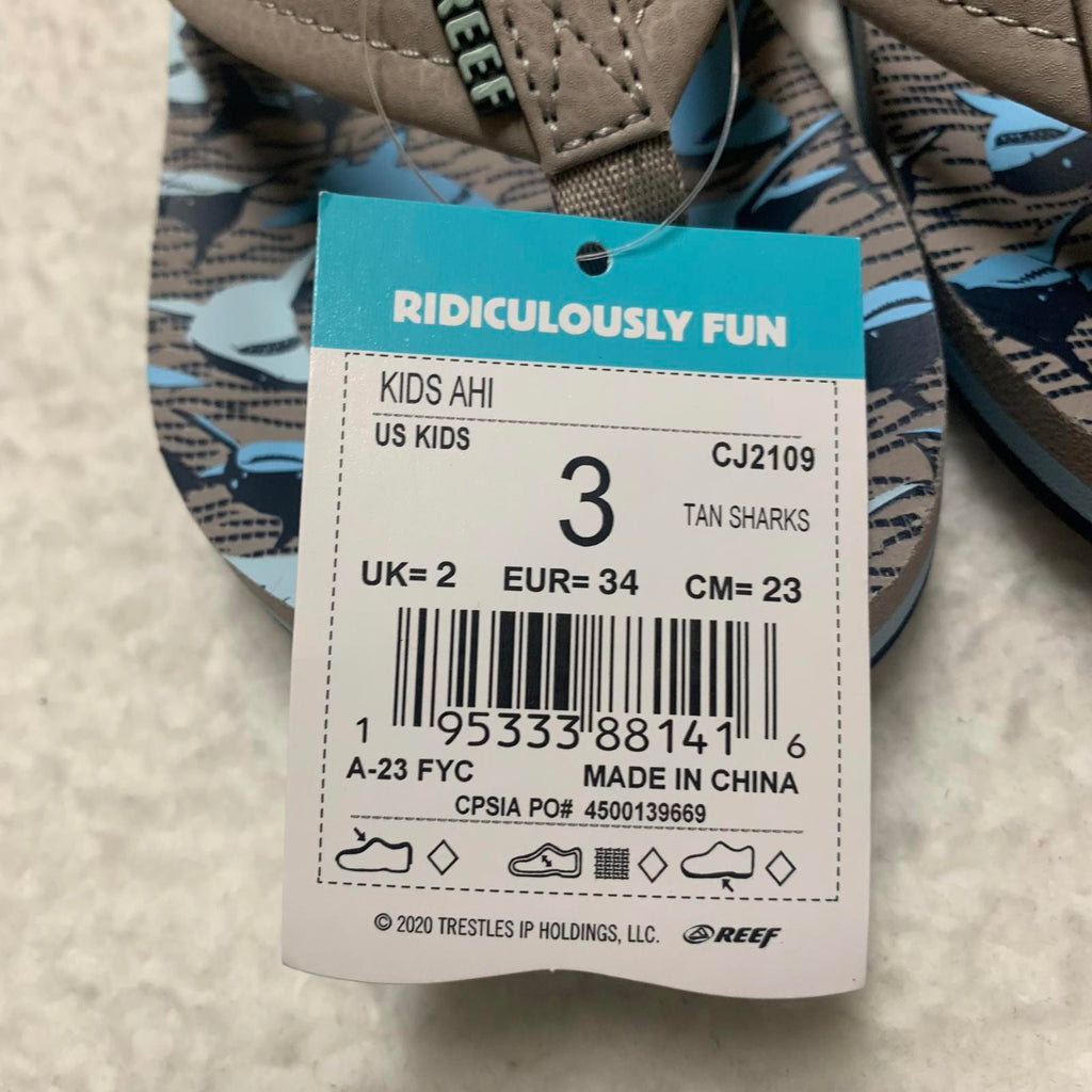 Chanclas Reef Kids Ahi talla 3 color canela con diseño de tiburones, divertidas y elegantes