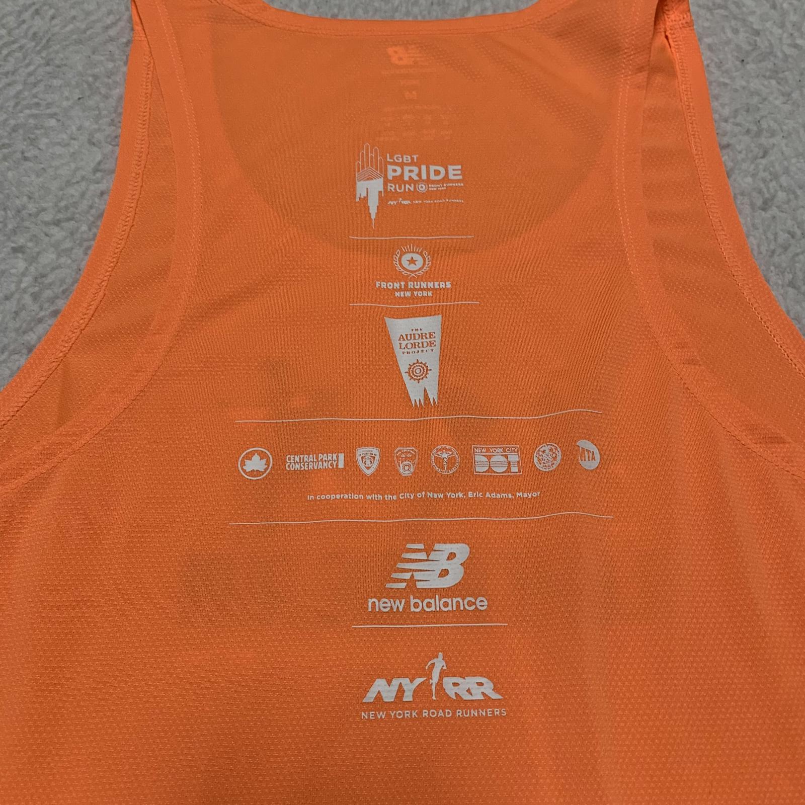 Camiseta sin mangas New Balance para hombre, color naranja mediano, LGBT Pride Run NY 2024