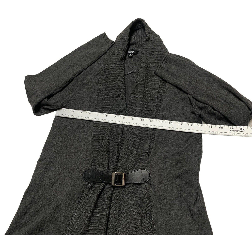 Suéter Premise Studio de punto suave gris pequeño con hebilla frontal abierta en cascada para mujer