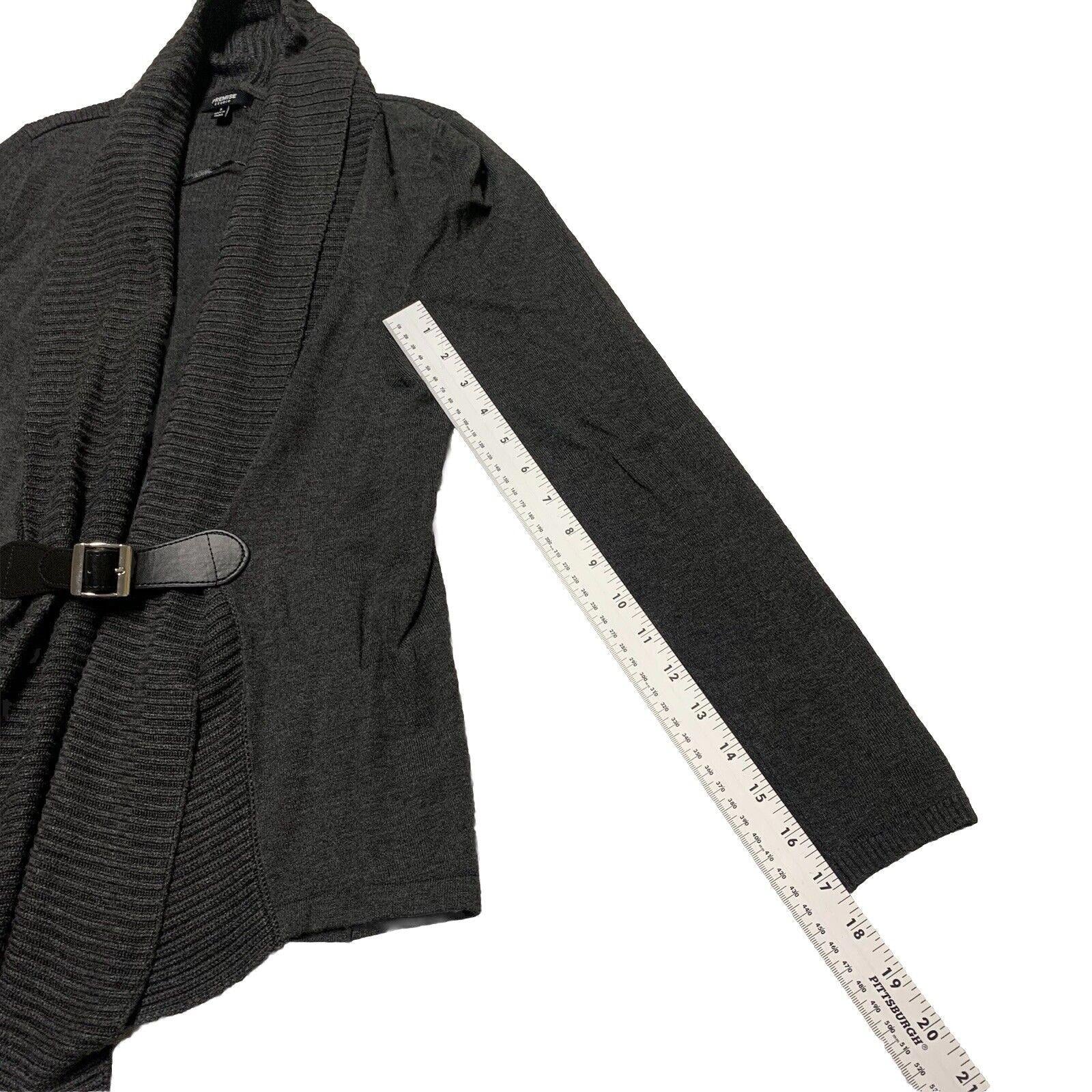 Suéter Premise Studio de punto suave gris pequeño con hebilla frontal abierta en cascada para mujer