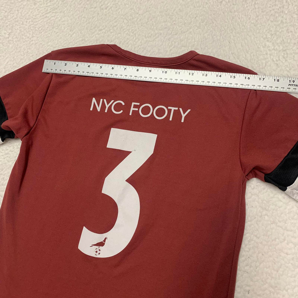 Camiseta de fútbol PUMA NYC Footy para hombre, talla S, color burdeos