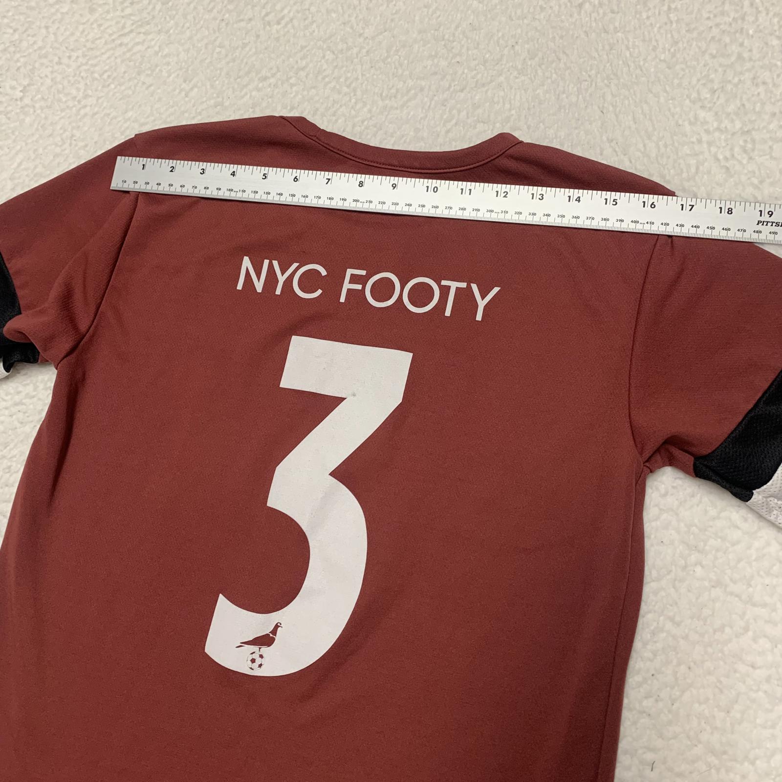 Camiseta de fútbol PUMA NYC Footy para hombre, talla S, color burdeos