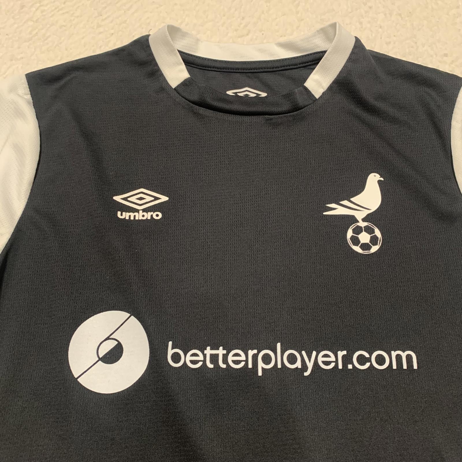 Camiseta de fútbol unisex Umbro NYC Footy negra, talla pequeña para jóvenes