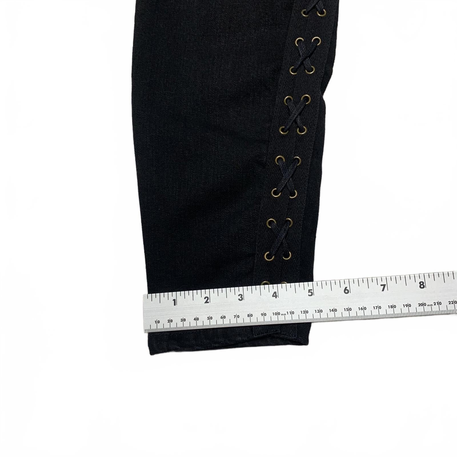 Adelanto de los jeans con cordones laterales lavados en negro, talla 7 para jóvenes, 27.5 x 27