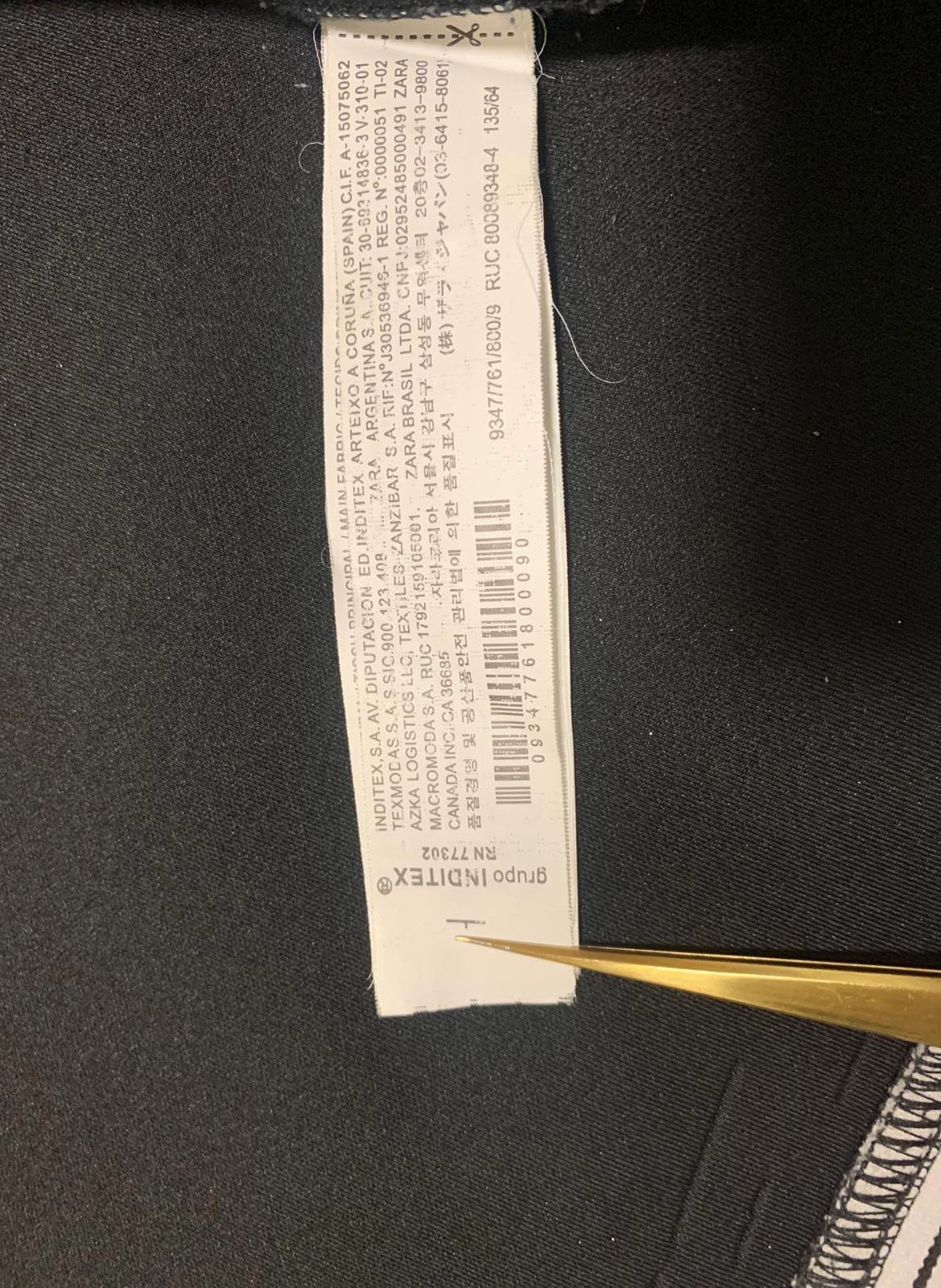 Sudadera con capucha y cremallera negra para niño de la colección Zara Kids, talla 9