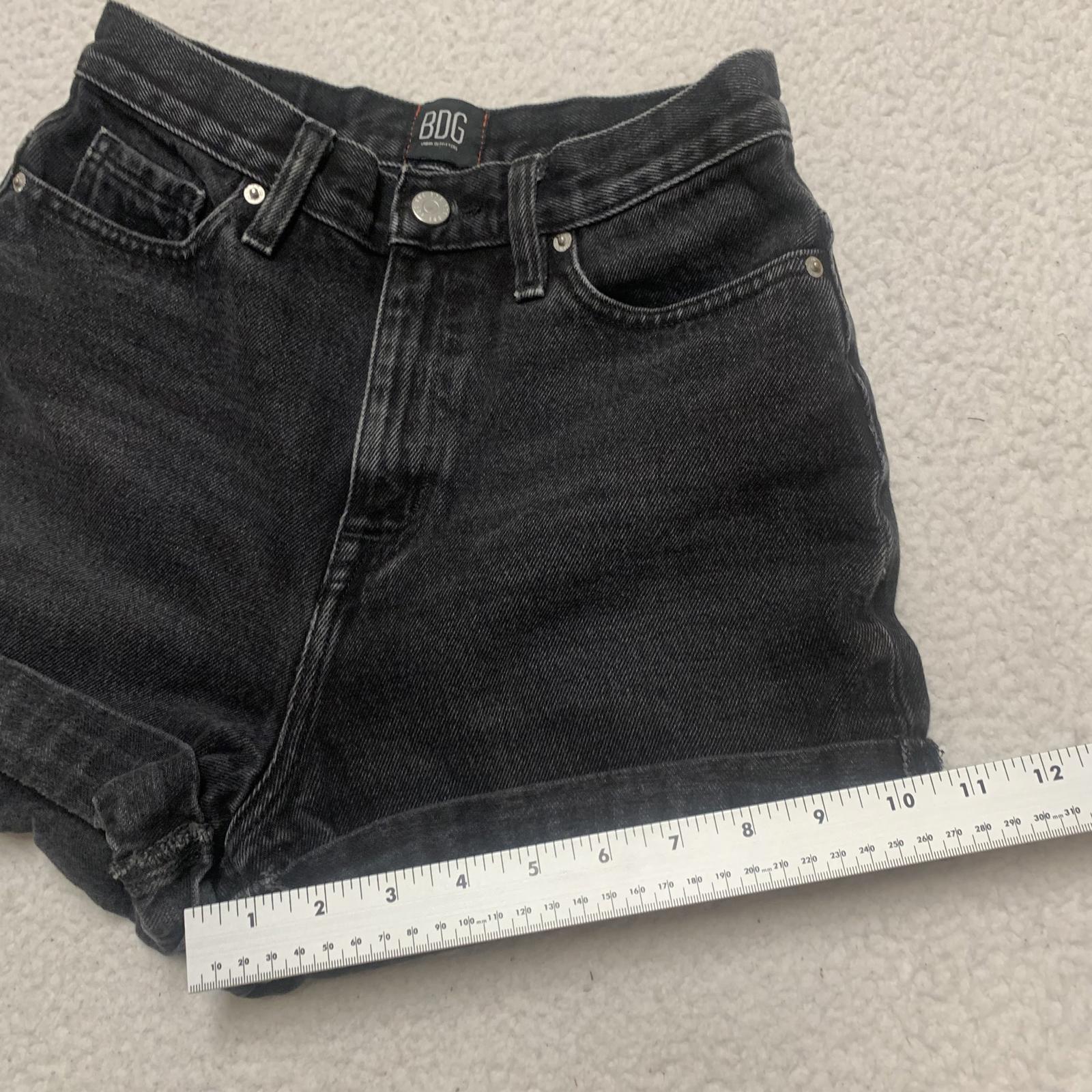 Shorts vaqueros Mom de tiro alto negros BDG para mujer, talla 25