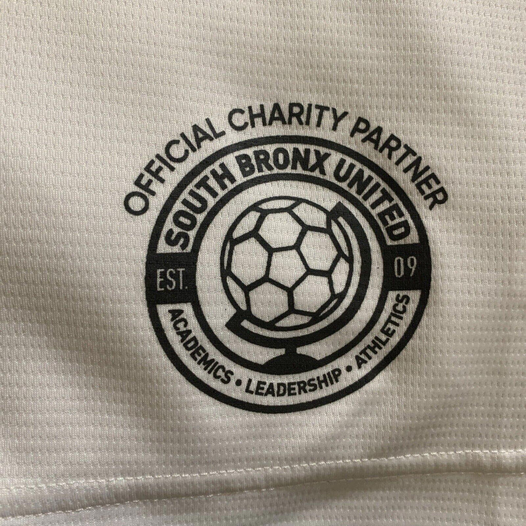 Camiseta de fútbol Umbro NYC Footy para hombre, talla mediana, color blanco, poliéster, ropa deportiva