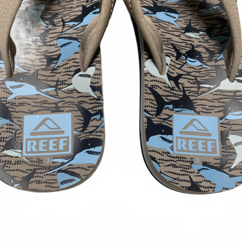 Chanclas Reef Kids Ahi talla 3 color canela con diseño de tiburones, divertidas y elegantes