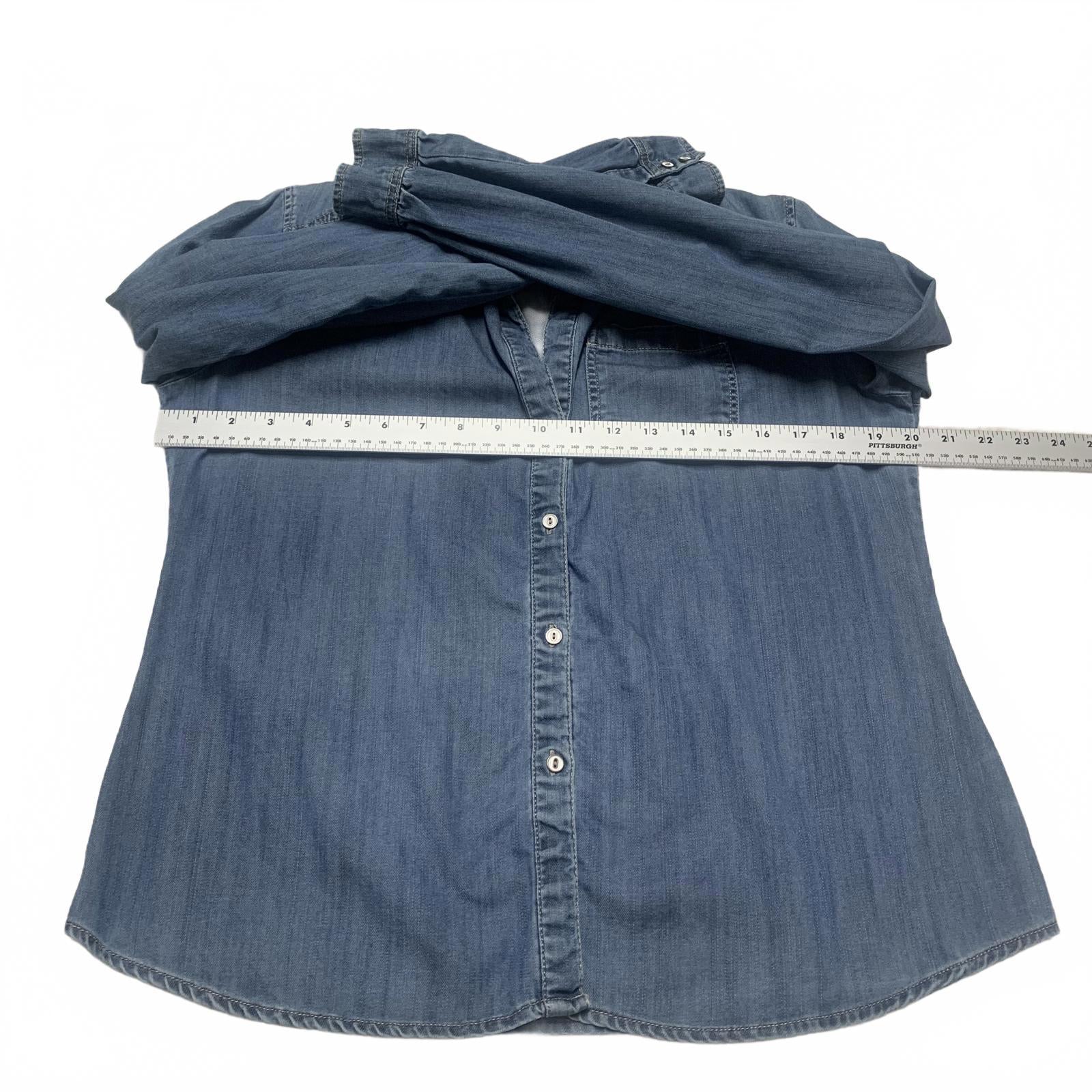 Camisa informal con botones de mezclilla suave azul claro medio para mujer de Kenar