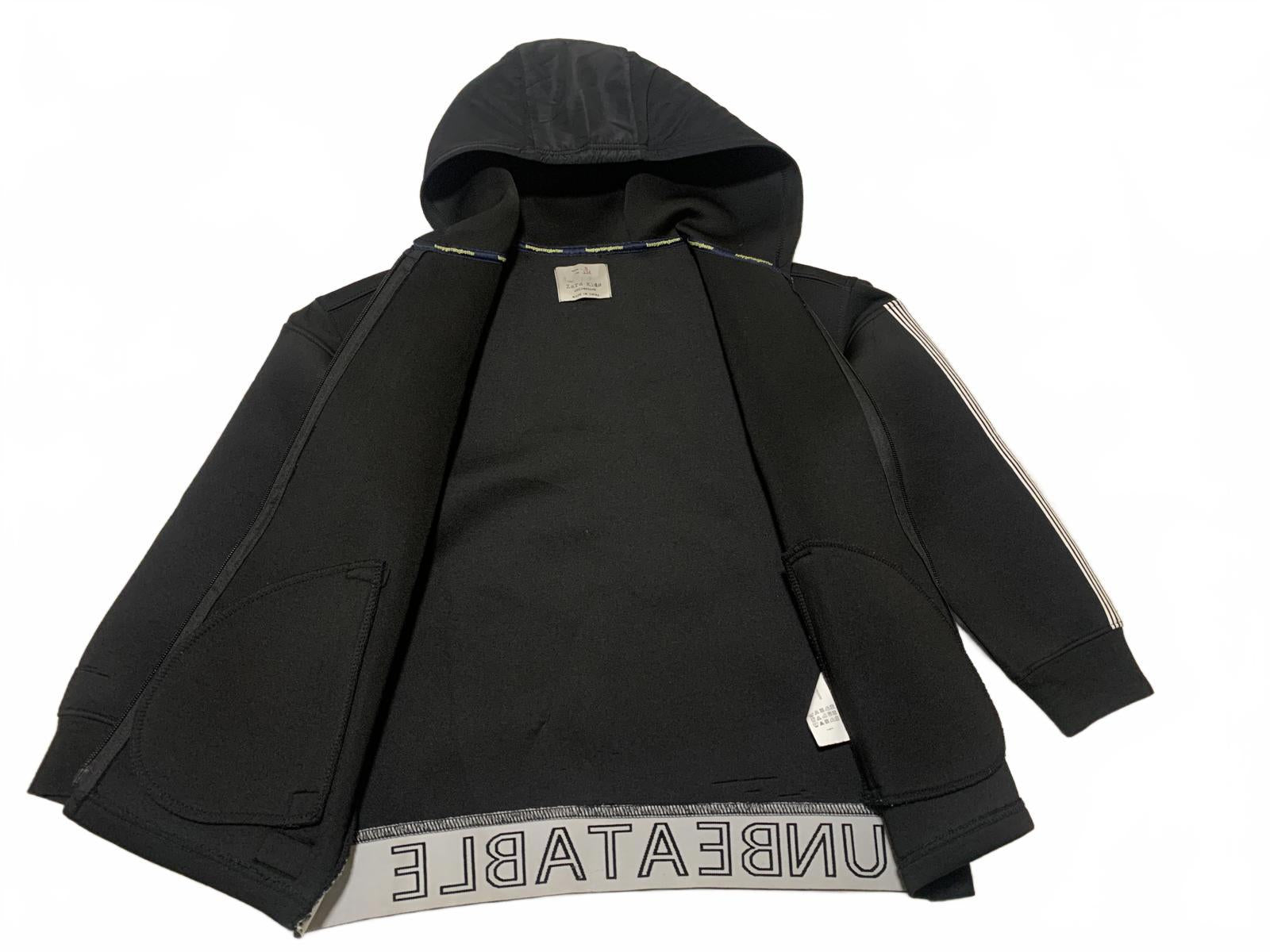 Sudadera con capucha y cremallera negra para niño de la colección Zara Kids, talla 9