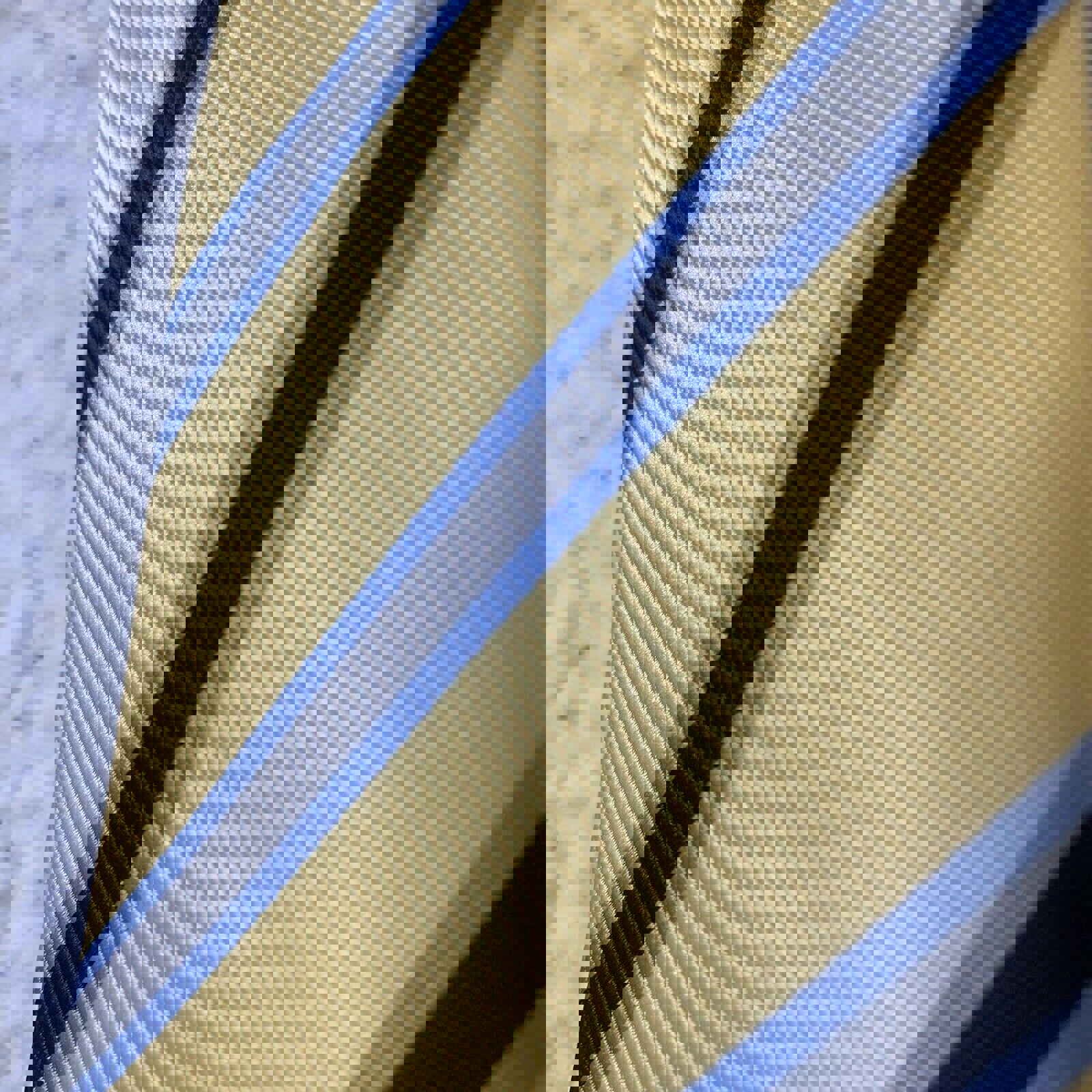 Corbatas de hombre de Alexander Julian Colours, rayas azul marino y amarillo, lote de 2 unidades.